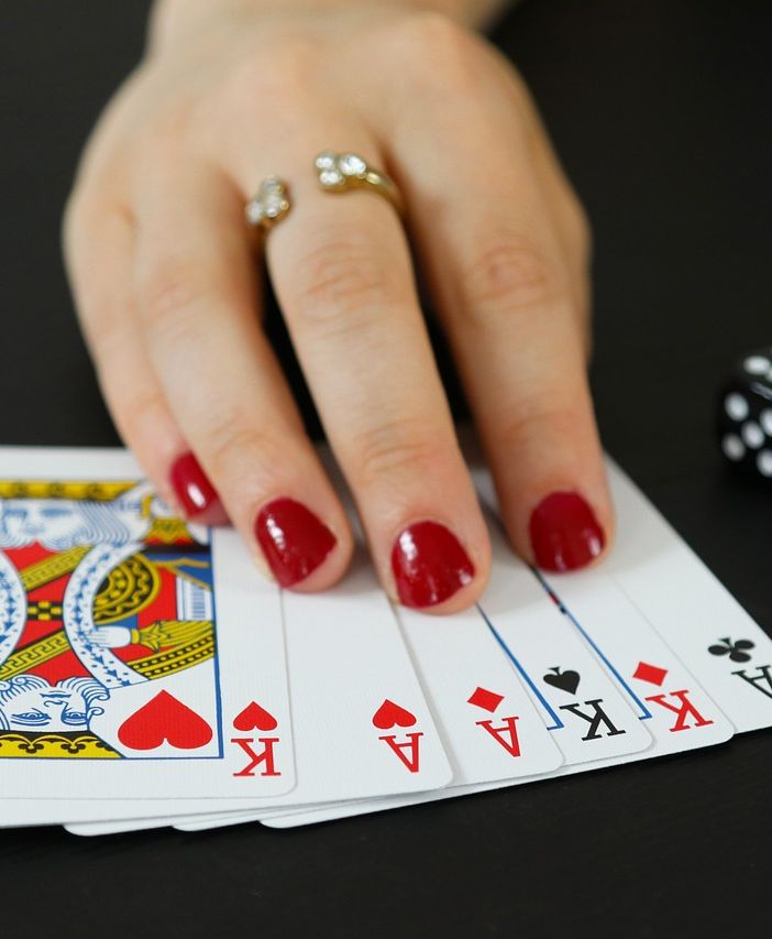 Il poker sportivo e la psicologia: come gestire lo stress e le emozioni al tavolo