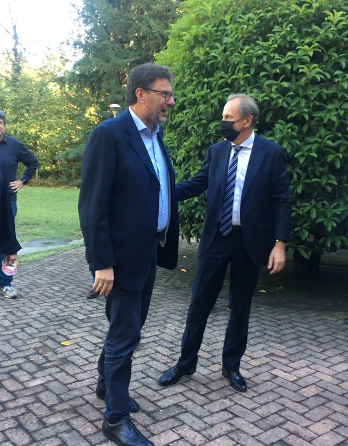 Il ministro Giorgetti accolto a Villa Calcaterra