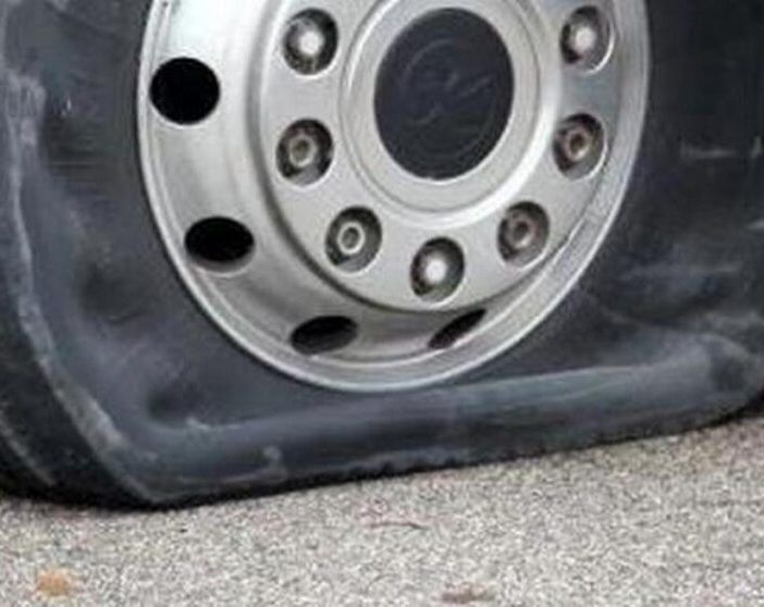 Auser Varese, gomme bucate ai mezzi dei volontari che trasportano anziani, disabili e malati