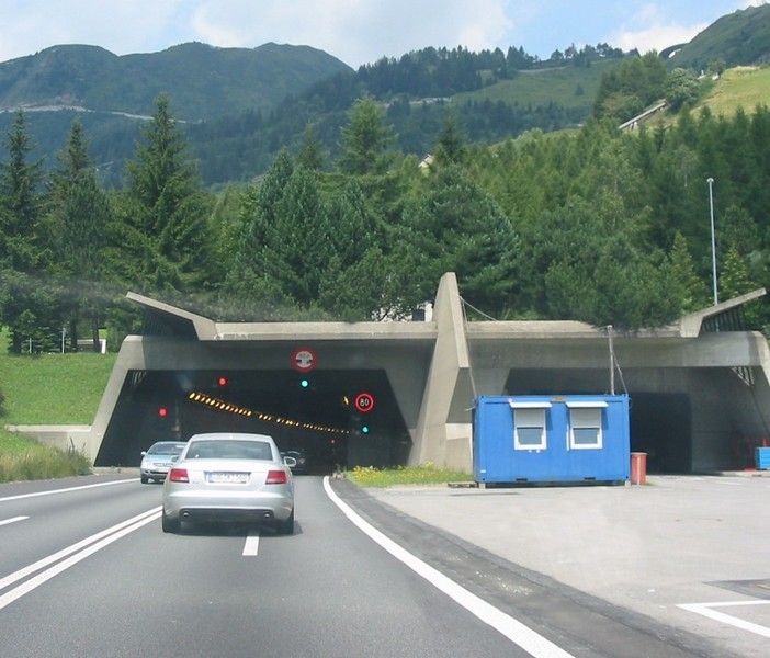&quot;Brucia&quot; 17 semafori rossi, italiano denunciato in Svizzera