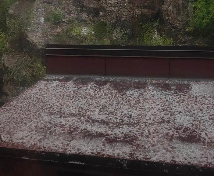 La grandine accumulata su una tettoia al Campo dei Fiori (foto da Olgher) e, sotto nella gallery, i chicchi raccolti da Ester a Melide (foto via NaturalMeteo) e il fiume bianco che ha invaso Verbania La grandine accumulata su una tettoia al Campo dei Fiori (foto da Olgher) e, sotto nella gallery, i chicchi raccolti da Ester a Melide (foto via NaturalMeteo) e il fiume bianco che ha invaso Verbania
