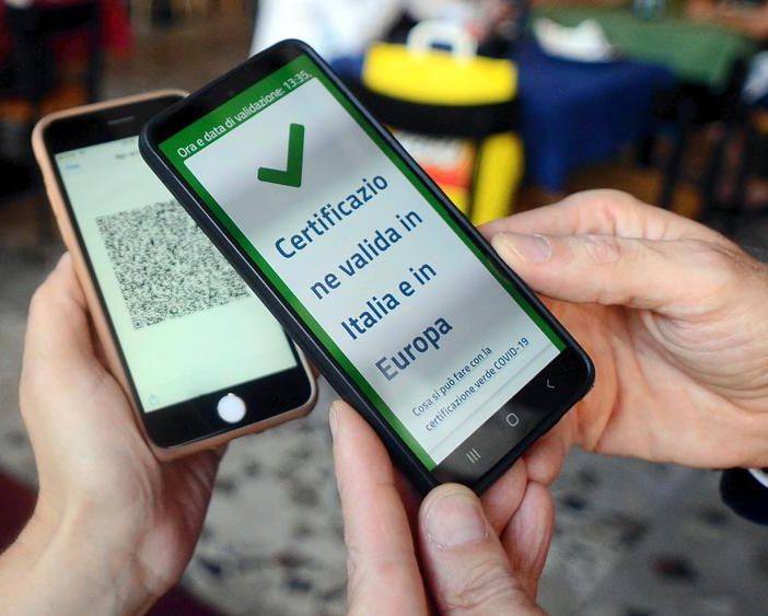 Bar, ristoranti e stadi solo se vaccinati o guariti anche in zona bianca. Obbligo di certificazione verde per trasporti locali e alberghi