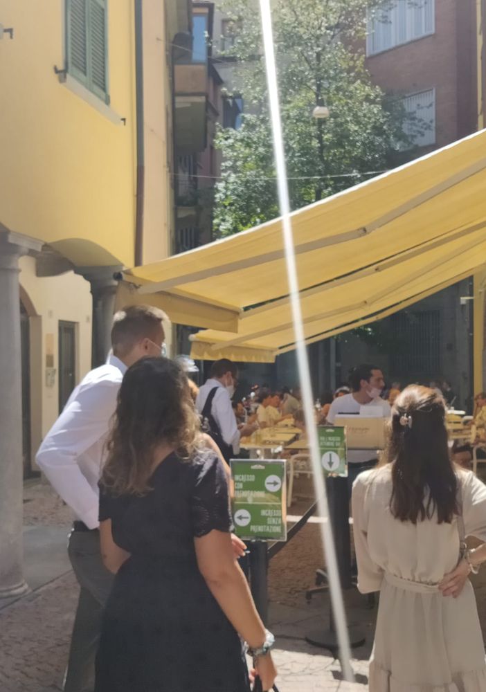 Effetto Green Pass, code e attese per pranzare al ristorante: «Così non si può lavorare»