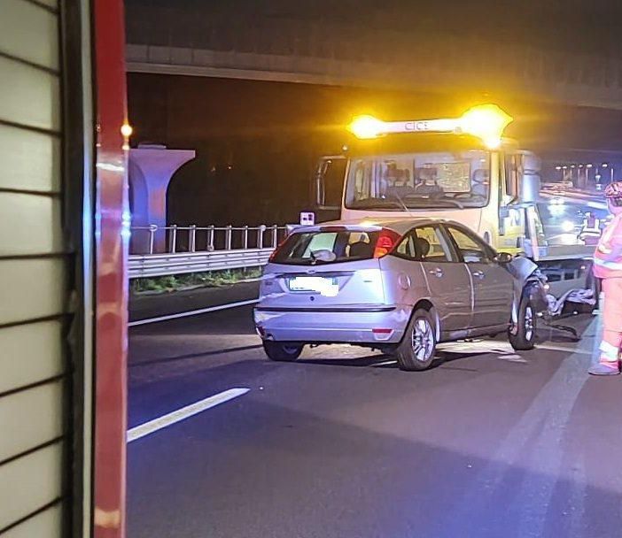 Auto contro il guard rail sull'A9: arrivano i soccorsi ma il conducente non c’è
