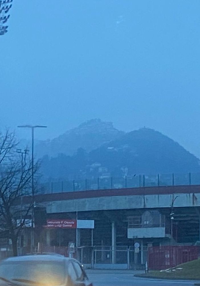 Un leggero manto bianco lassù al Sacro Monte oggi al risveglio