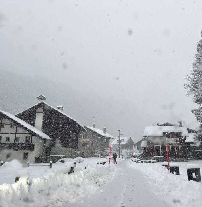Gli scatti, postati live da Giuliana Colombo Canavesi sul gruppo Facebook Macugnaga.net, ritraggono Macugnaga sotto la fitta nevicata di oggi, venerdì 10 gennaio Gli scatti, postati live da Giuliana Colombo Canavesi sul gruppo Facebook Macugnaga.net, ritraggono Macugnaga sotto la fitta nevicata di oggi, venerdì 10 gennaio