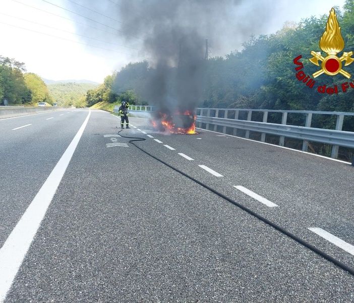 FOTO. Auto a fuoco sull'A26: gli occupanti del veicolo si mettono in salvo
