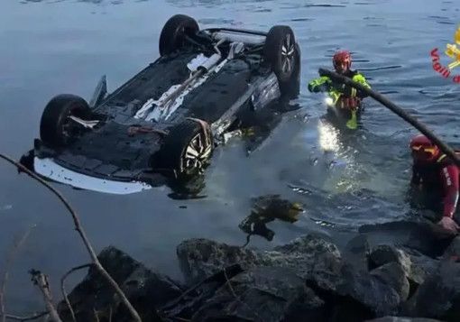 Auto nel lago di Como, morto in ospedale il marito della prima vittima