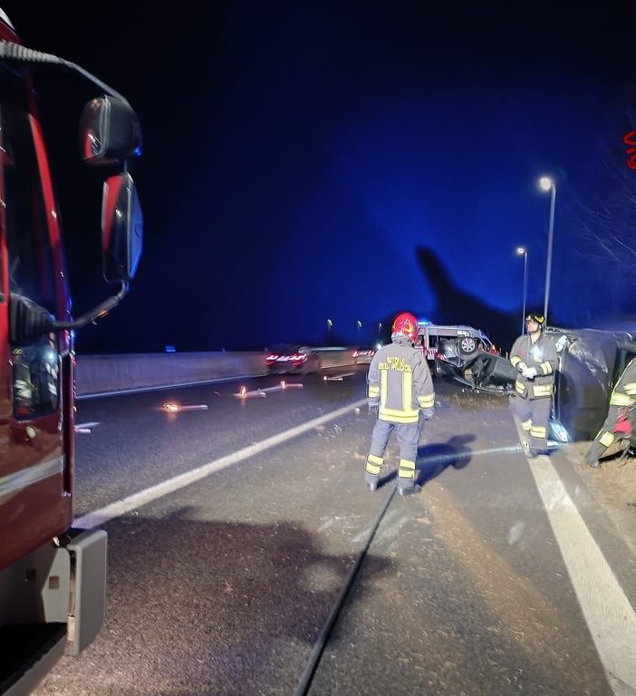 Incidente stradale sull'A26 nella zona di Arona: due persone ferite nelle auto ribaltate