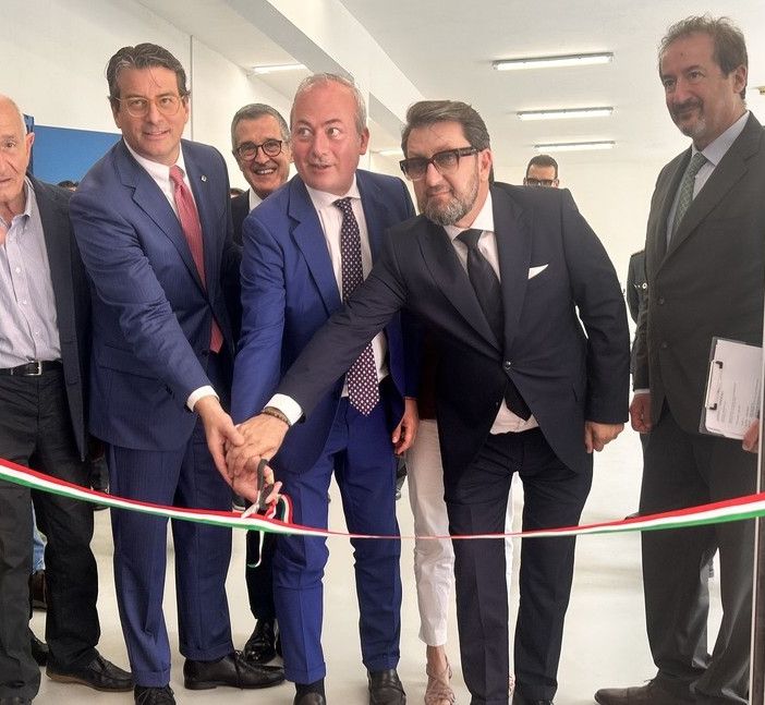 Il taglio del nastro in carcere a Como