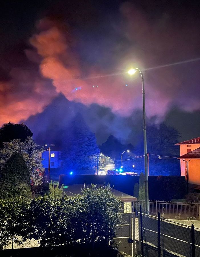 FOTO e VIDEO. Fiamme e fumo in via Oriani. A fuoco i tetti di due case, zona senza corrente