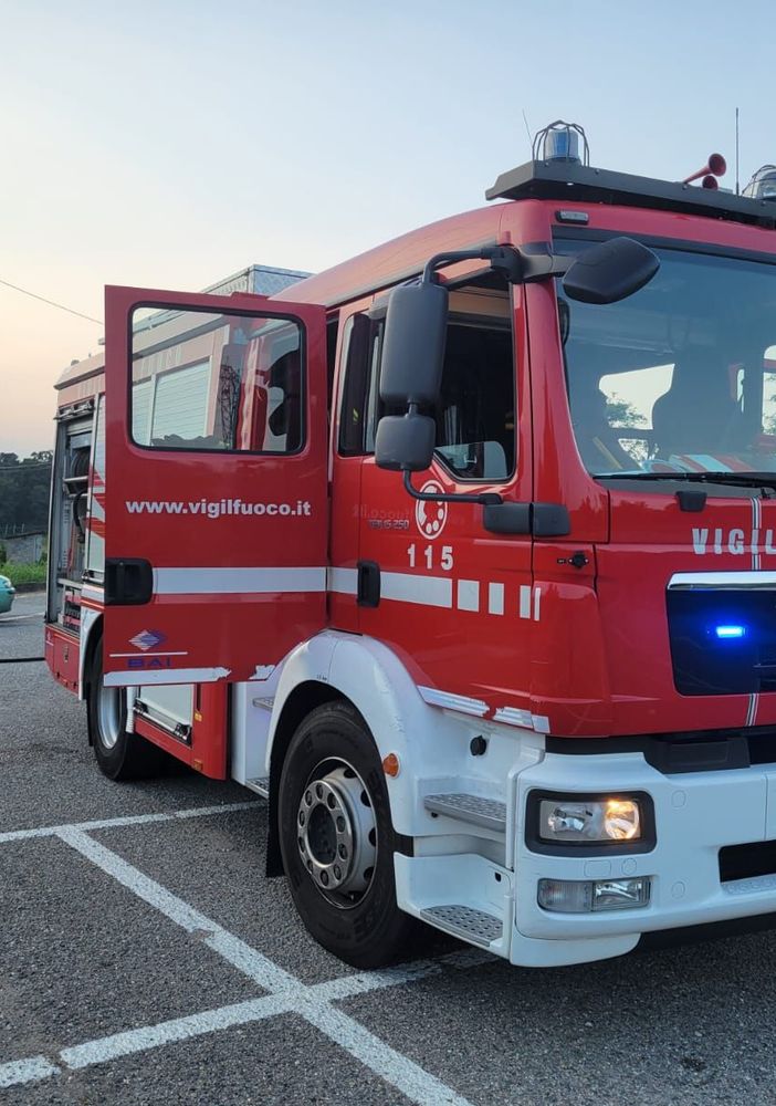 Le fiamme circoscritte a Casciago (a sinistra) e a Cadrezzate con Osmate (destra)