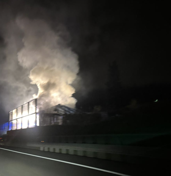 La colonna di fumo visible dall'autostrada a Gallarate