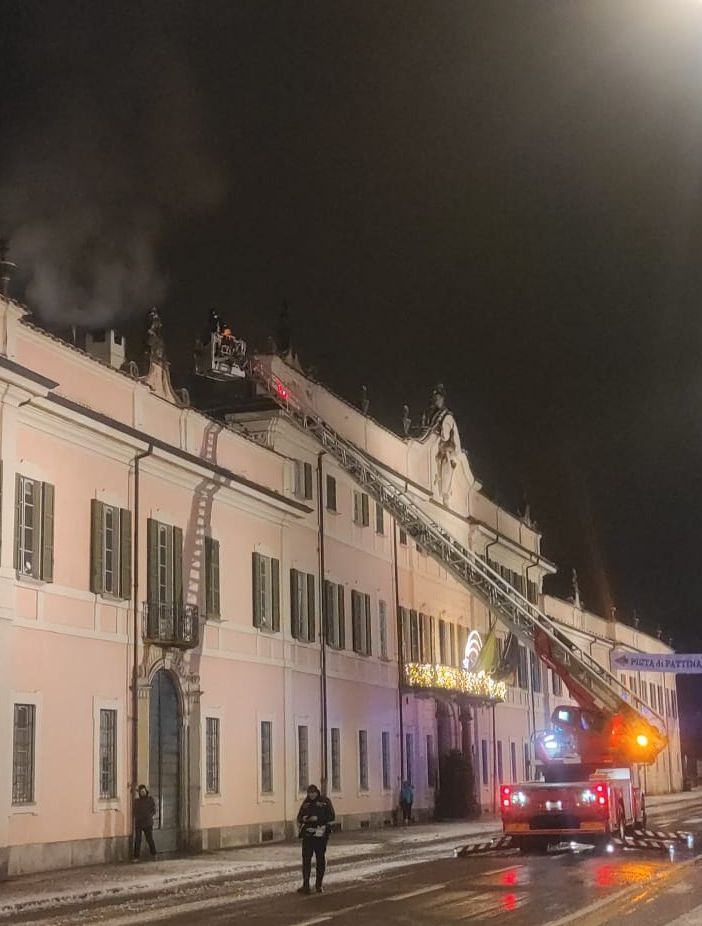 Incendio a Palazzo Estense, fumo dal tetto del Comune