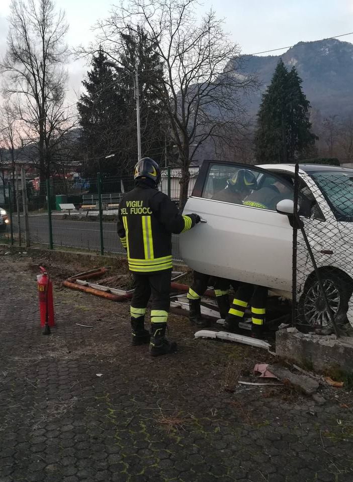FOTO. Mesenzana, auto esce di strada e abbatte una recinzione