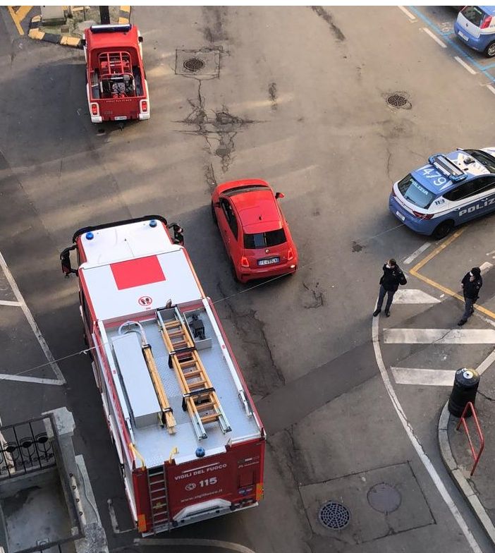 Crollo in un appartamento in via Bernascone, ferito un operaio