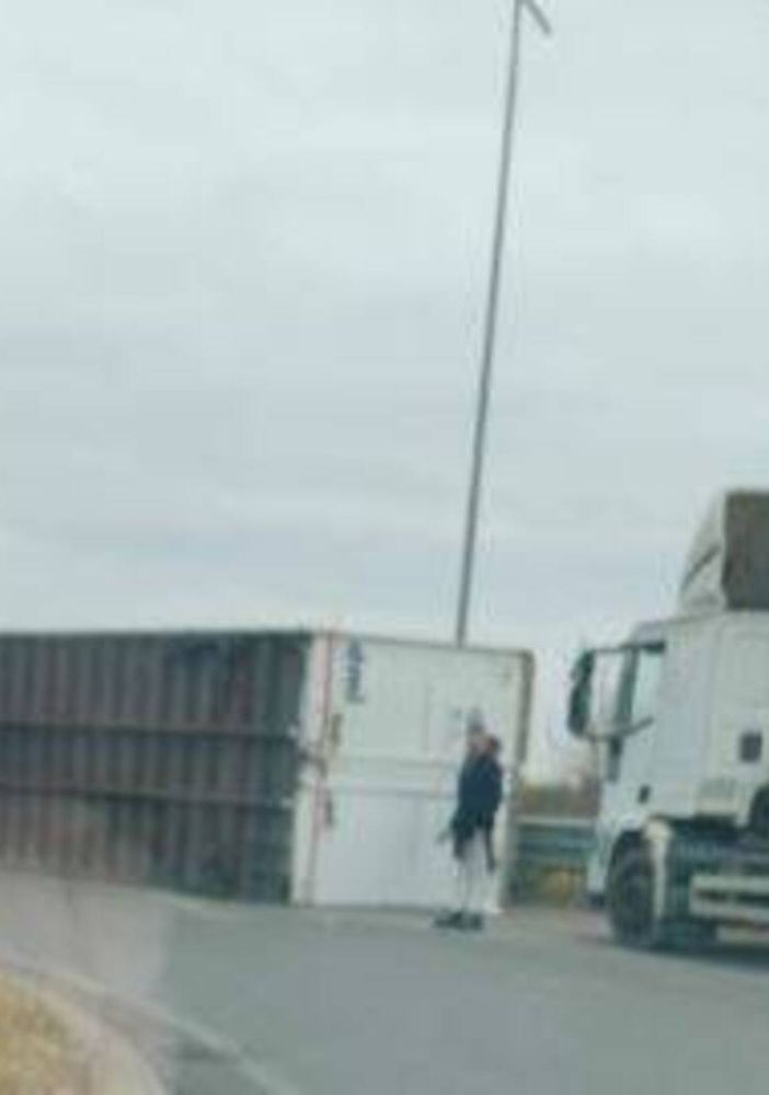 Rovellasca, camion perde il container all'incrocio