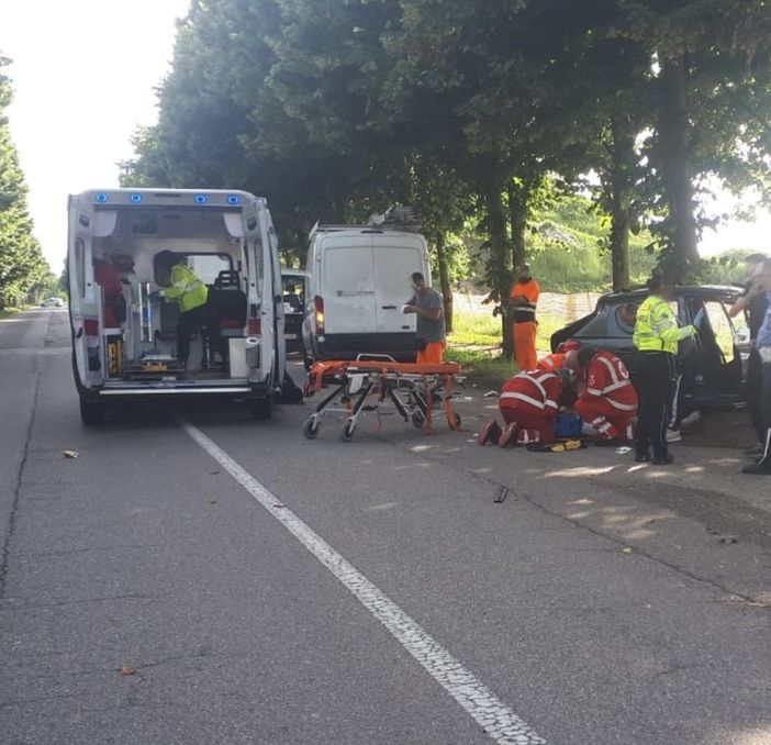 Furgone contro auto a Busto: tre giovani feriti e strada chiusa