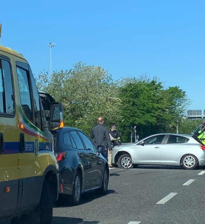 Incidente all'uscita dell'autostrada a Busto Arsizio, lunghe code