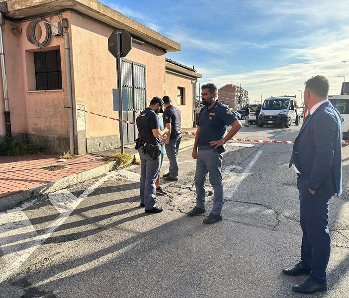 Operai travolti e uccisi dal treno, lo sgomento nel Torinese: «Scena indescrivibile, resti sparsi per 500 metri»