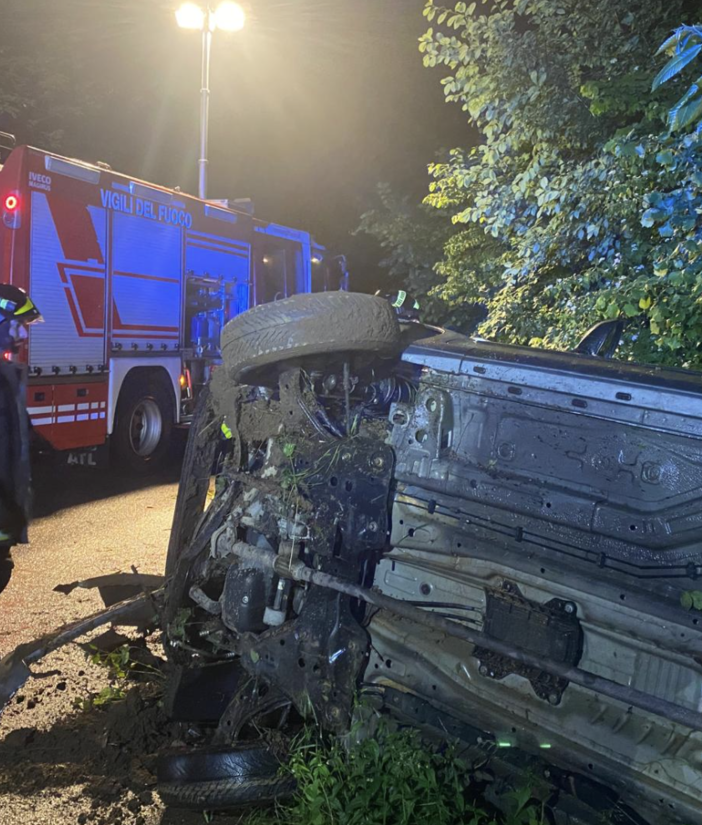 FOTO. Auto si ribalta a Venegono Superiore: paura per due ragazzi