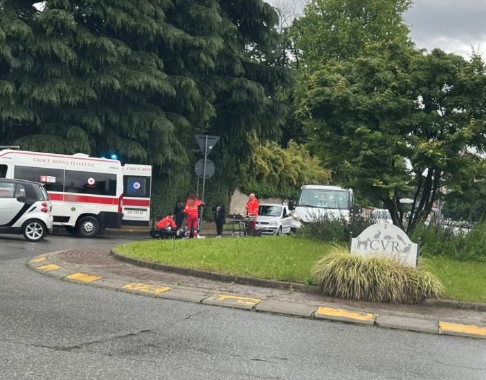 FOTO. Cade dal motorino alla rotonda, ferita una donna di 39 anni a Gallarate