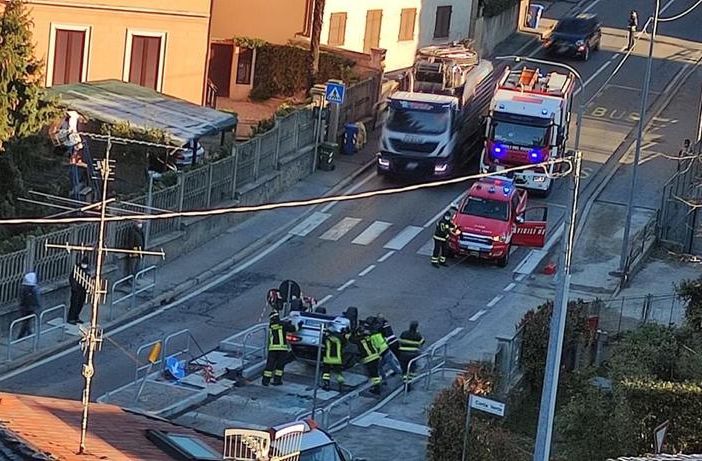 Auto si ribalta in viale Borri, donna gravemente ferita