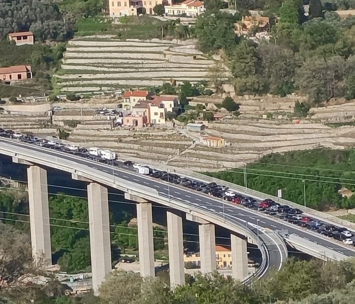 La A10 bloccata all'altezza di Finale Ligure