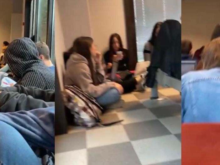 Aula gremita e studenti accomodati sul pavimento stamattina all'Insubria