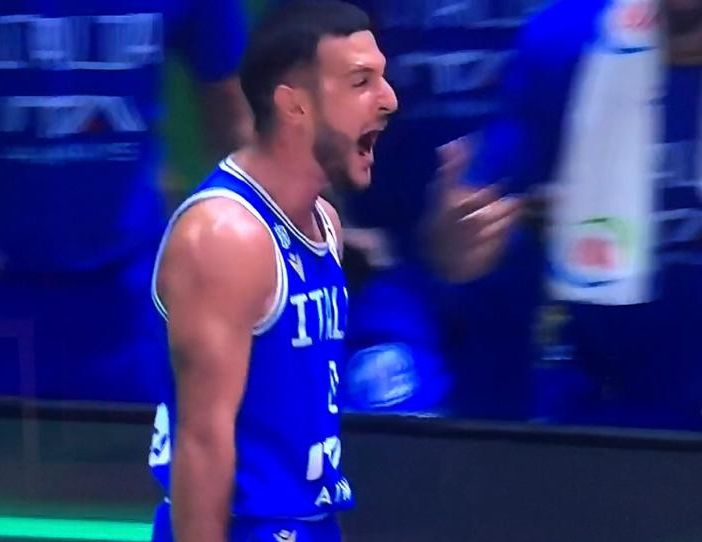 Marco Spissu esulta: l'Italbasket batte la Serbia