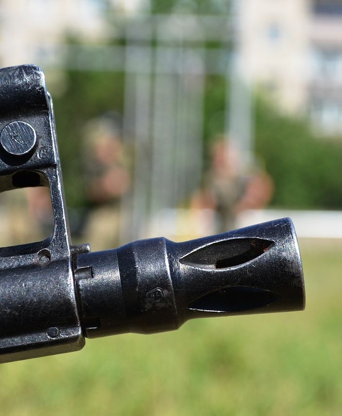 Tradate, spari di kalashnikov per comprare la droga: albanese a processo