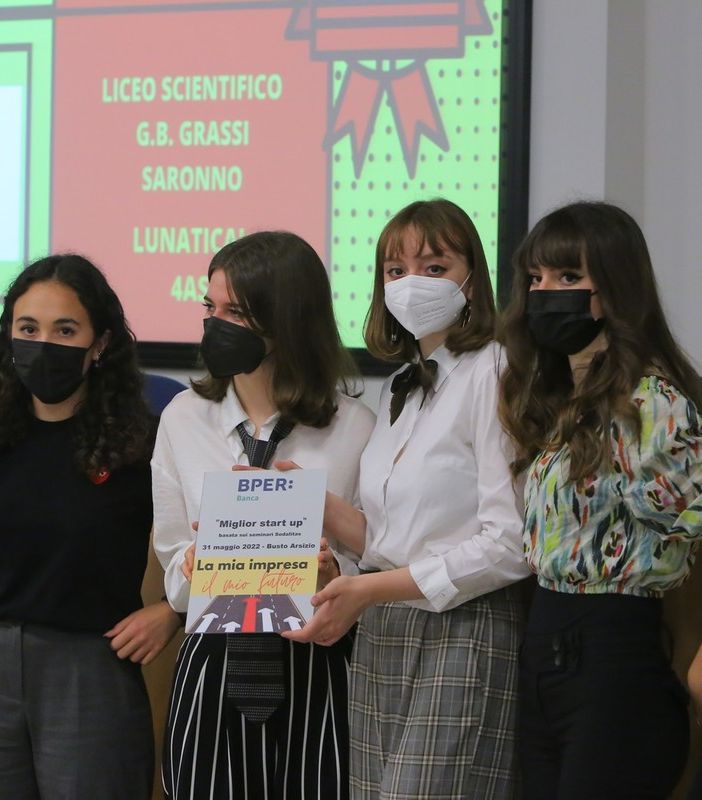 Le studentesse del liceo “Grassi” di Saronno premiate dalla banca. Sotto, tutti i vincitori