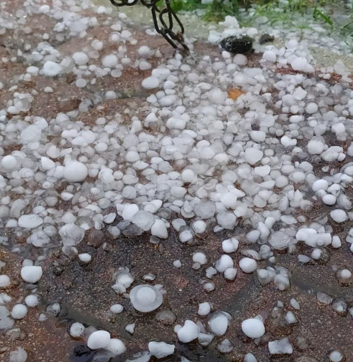 Cumuli di grandine al Ristorante Sciovia Forcora e un chicco di 4 centimetri a Gozzano, nel vicino Piemonte