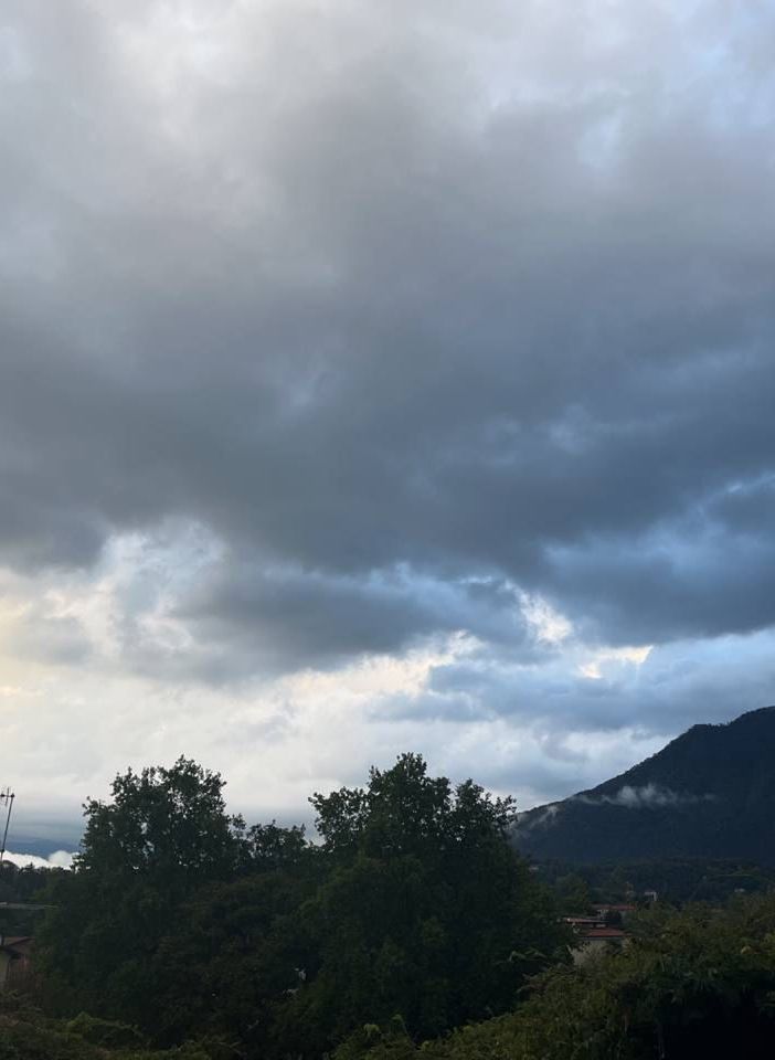 Risveglio fresco e nuvoloso a Leggiuno (foto NaturalMeteo) e in provincia di Varese