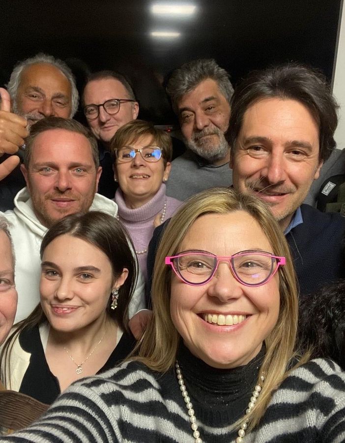 La foto postata da Giuseppe Licata, alle spalle di Maria Chiara Gadda, insieme a candidati e sostenitori del Terzo Polo per festeggiare la sua prima elezione in consiglio regionale La foto postata da Giuseppe Licata, alle spalle di Maria Chiara Gadda, insieme a candidati e sostenitori del Terzo Polo per festeggiare la sua prima elezione in consiglio regionale