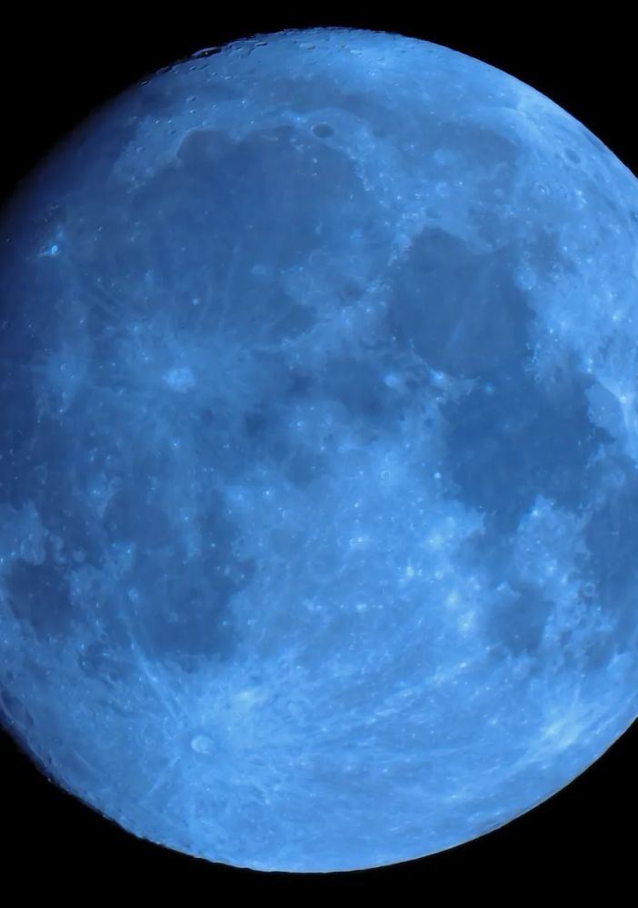 Spettacolo in cielo con la Superluna Blu: stasera il &quot;bacio spaziale&quot; con Saturno