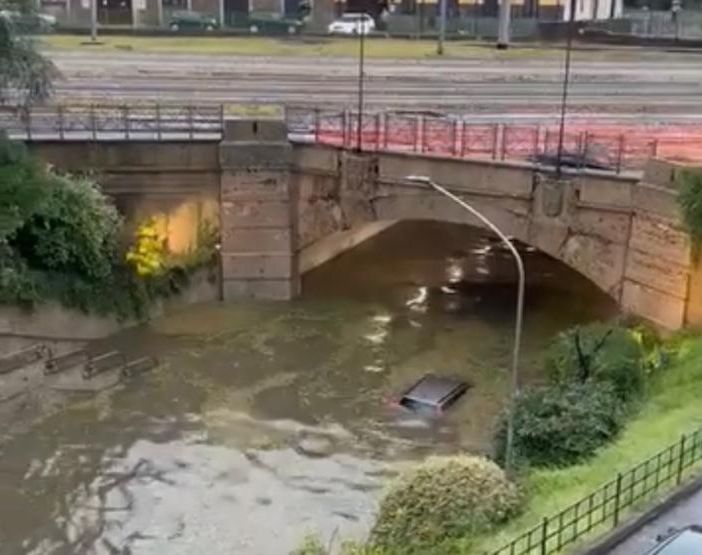 Un'auto, di cui si intravede il tetto, trasportata dalla furia dell'acqua nel Saronnese (foto tratta da IlSaronno.it) Un'auto, di cui si intravede il tetto, trasportata dalla furia dell'acqua nel Saronnese (foto tratta da IlSaronno.it)