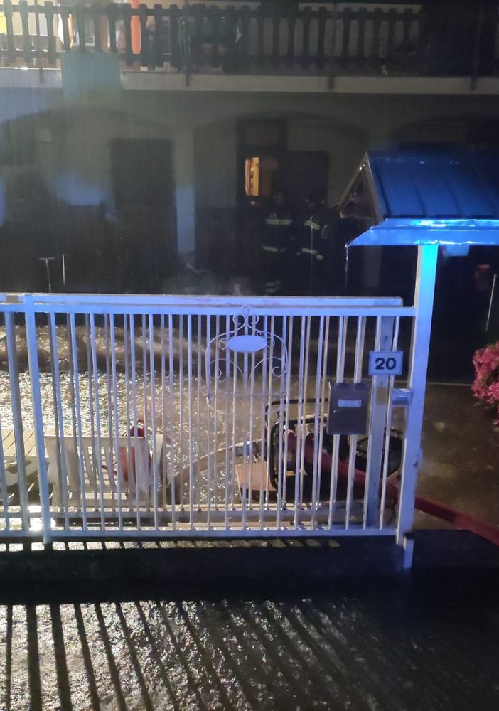 Il maltempo non dà tregua: super lavoro dei vigili del fuoco. A Vergiate case allagate, a Samarate centro ippico a mollo. Varese, sale ancora il lago