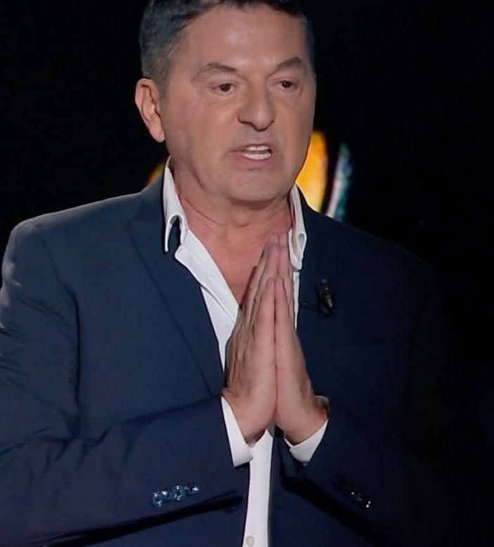 Teo Mammucari durante la trasmissione &quot;Belve&quot; su Rai 2