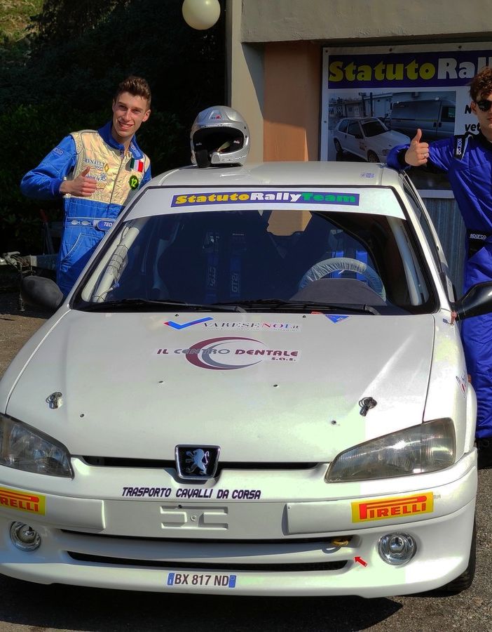 Manuel Colombo (a destra) e il suo navigatore, Matteo Sanfilippo (a sinistra), pronti per salire sulla loro Peugeot 106 N2 marchiata - anche - VareseNoi.it e InformazioneOnline.it