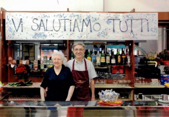 Mariuccia e Danilo quando si congedarono dai clienti in drogheria dopo un lungo cammino - foto per cortesia della famiglia