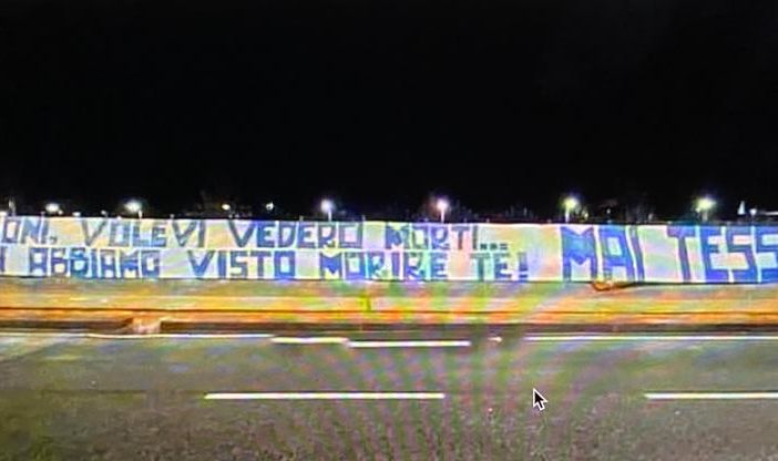 Alcuni ultrà del Napoli espongono un vergognoso striscione contro Maroni