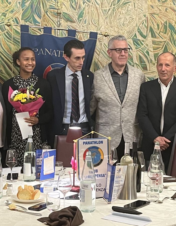 VIDEO E FOTO. Carlo Speroni, un omaggio alla storia e al futuro. Marta Amanì riceve il premio: «Grazie, l'atletica ci insegna umiltà, sacrificio e resistenza»