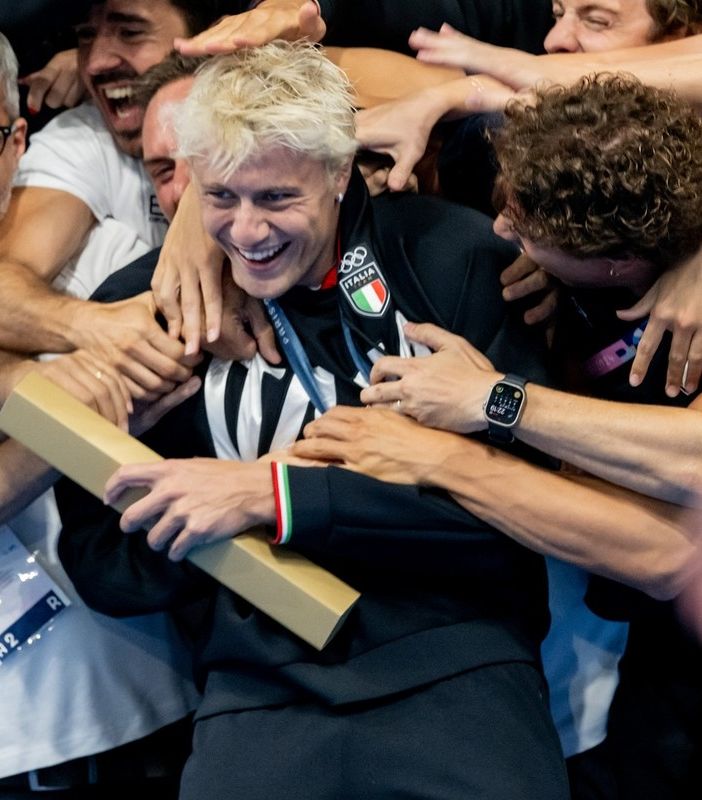 Nicolò Martinenghi, che compirà 25 anni giovedì 1° agosto, travolto di gioia dopo l'oro olimpico nei 100 rana (foto tratta dalla pagina Facebook della Federazione Italiana Nuoto) Nicolò Martinenghi, che compirà 25 anni giovedì 1° agosto, travolto di gioia dopo l'oro olimpico nei 100 rana (foto tratta dalla pagina Facebook della Federazione Italiana Nuoto)