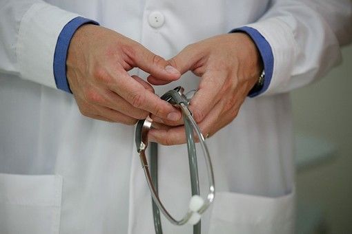 La palpeggia e le fotografa le parti intime durante una visita: medico arrestato per violenza sessuale