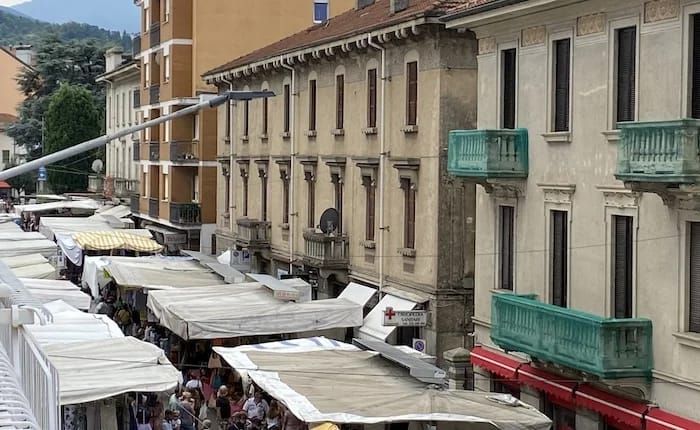 Mercato, “disoccupato” con bancarella e reddito di cittadinanza: l’ambulante finisce nei guai