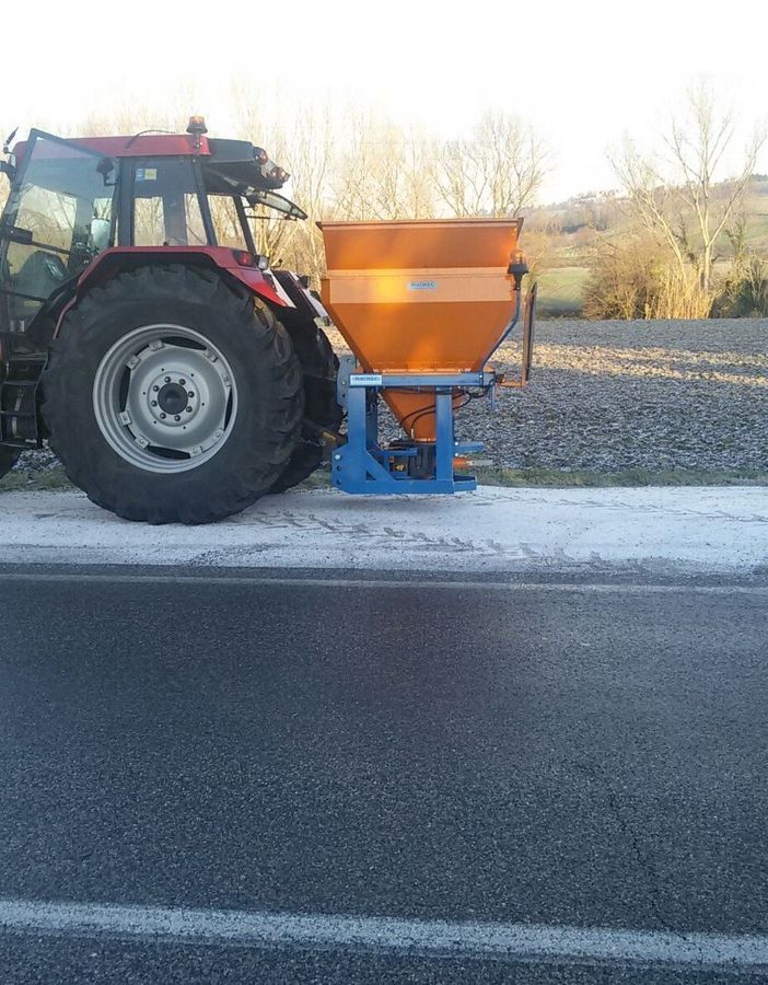 Calo delle temperature, nella notte salatura preventiva delle strade