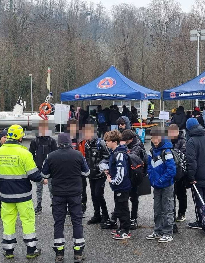 Gli studenti dell'Istituto Keynes visitano la Colonna Mobile della Protezione Civile