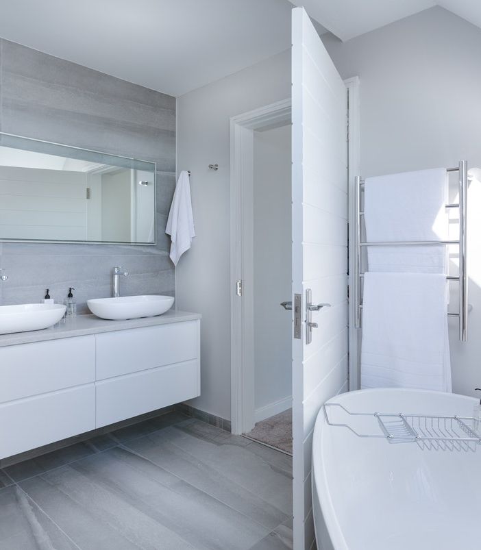 Mobili da bagno sospesi o a terra: guida alla scelta