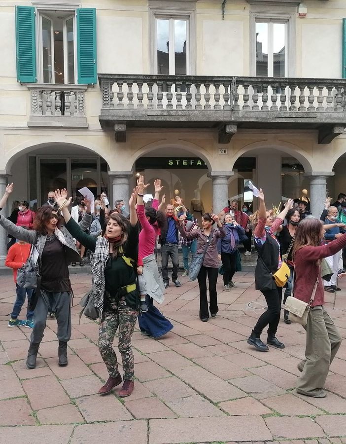 VIDEO. Senza mascherina sfilano suonando, ballando e cantando. Flashmob no-vax in centro a Varese
